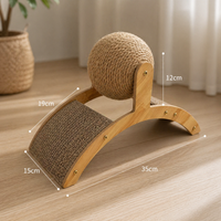 Pootr 2-in-1 Krabwiel™ afmetingen: 35 cm lang, 15 cm breed, 19 cm krabplank hoogte, sisal bol diameter 12 cm, bamboe frame met golfkarton krabplank, naturel houtkleur