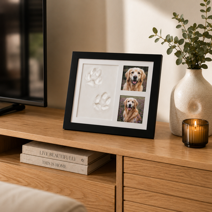 Pootr PawMemory™ zwart fotolijst met kleiafdruk hondenpoot en twee foto's golden retriever, op houten tv-meubel