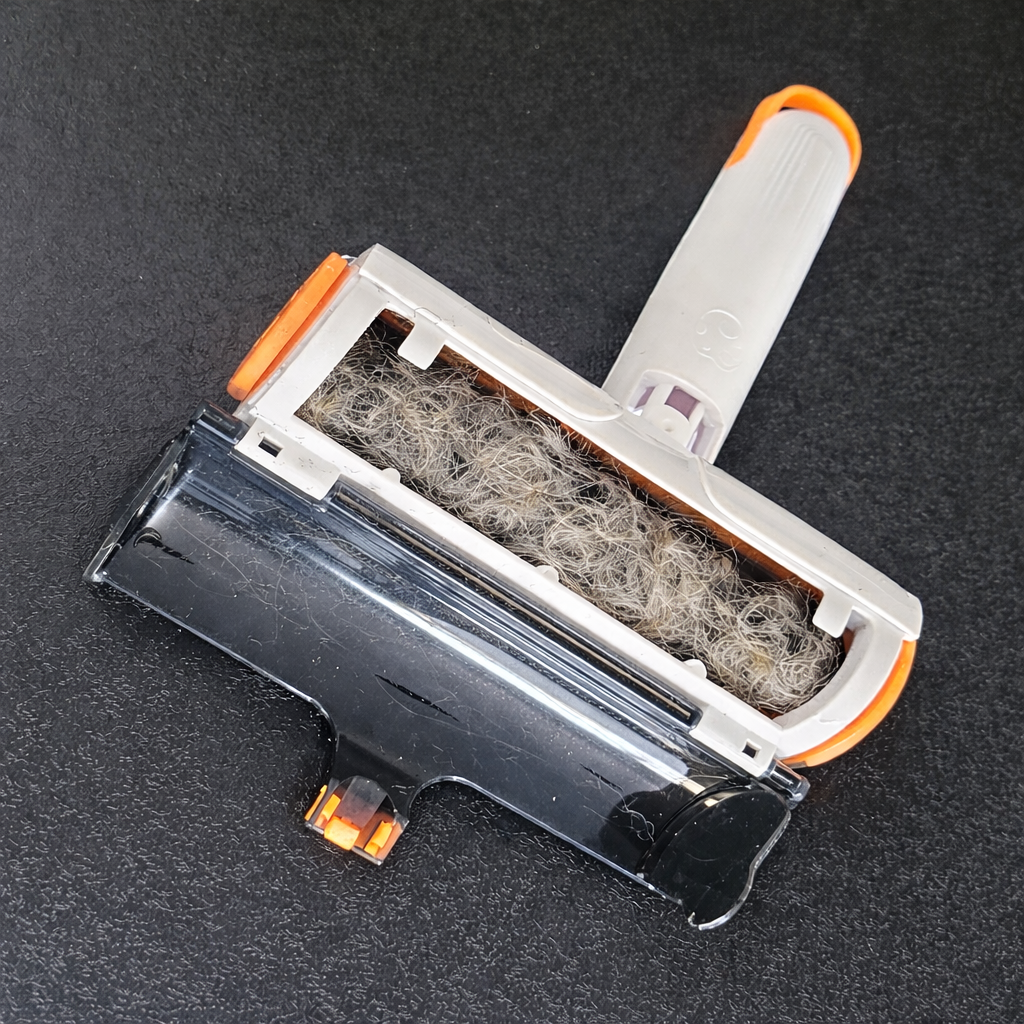 Verwijder dierenharen in seconden – zonder plakrollers